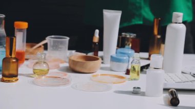 Asyalı vlogger kadın etkileyicisi, KME perakende mağaza sahibi gülümsemesi canlı yayın canlı satışının keyfini çıkarın..