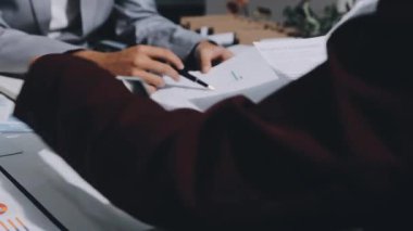 Asyalı vlogger kadın etkileyicisi, KME perakende mağaza sahibi gülümsemesi canlı yayın canlı satışının keyfini çıkarın..