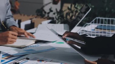 Finans, bütçe ve vergi hesapları. Kadın elini hesap makinesiyle kapatarak ev finansmanı hesaplama, masadaki dizüstü bilgisayarla muhasebe, bütçe yönetimi, aylık harcamalar.