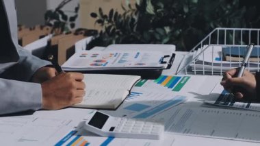 Finans, bütçe ve vergi hesapları. Kadın elini hesap makinesiyle kapatarak ev finansmanı hesaplama, masadaki dizüstü bilgisayarla muhasebe, bütçe yönetimi, aylık harcamalar.