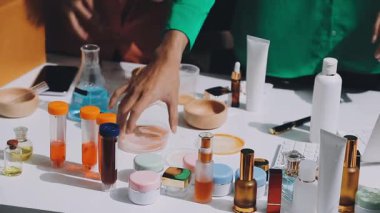 Asyalı vlogger kadın etkileyicisi, KME perakende mağaza sahibi gülümsemesi canlı yayın canlı satışının keyfini çıkarın..