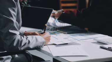 Finans, bütçe ve vergi hesapları. Kadın elini hesap makinesiyle kapatarak ev finansmanı hesaplama, masadaki dizüstü bilgisayarla muhasebe, bütçe yönetimi, aylık harcamalar.