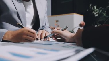 Finans, bütçe ve vergi hesapları. Kadın elini hesap makinesiyle kapatarak ev finansmanı hesaplama, masadaki dizüstü bilgisayarla muhasebe, bütçe yönetimi, aylık harcamalar.