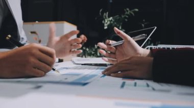 Finans, bütçe ve vergi hesapları. Kadın elini hesap makinesiyle kapatarak ev finansmanı hesaplama, masadaki dizüstü bilgisayarla muhasebe, bütçe yönetimi, aylık harcamalar.