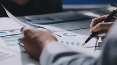 Finans, bütçe ve vergi hesapları. Kadın elini hesap makinesiyle kapatarak ev finansmanı hesaplama, masadaki dizüstü bilgisayarla muhasebe, bütçe yönetimi, aylık harcamalar.