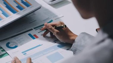 Finans, bütçe ve vergi hesapları. Kadın elini hesap makinesiyle kapatarak ev finansmanı hesaplama, masadaki dizüstü bilgisayarla muhasebe, bütçe yönetimi, aylık harcamalar.