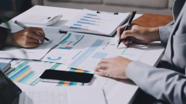 Finans, bütçe ve vergi hesapları. Kadın elini hesap makinesiyle kapatarak ev finansmanı hesaplama, masadaki dizüstü bilgisayarla muhasebe, bütçe yönetimi, aylık harcamalar.