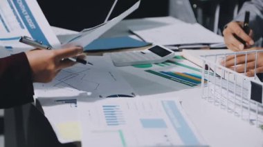 Finans, bütçe ve vergi hesapları. Kadın elini hesap makinesiyle kapatarak ev finansmanı hesaplama, masadaki dizüstü bilgisayarla muhasebe, bütçe yönetimi, aylık harcamalar.