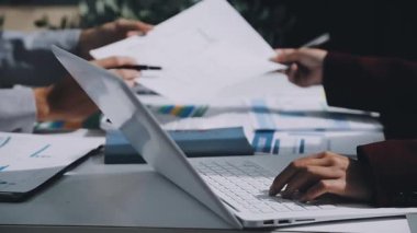 Finans, bütçe ve vergi hesapları. Kadın elini hesap makinesiyle kapatarak ev finansmanı hesaplama, masadaki dizüstü bilgisayarla muhasebe, bütçe yönetimi, aylık harcamalar.