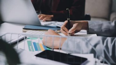 Finans, bütçe ve vergi hesapları. Kadın elini hesap makinesiyle kapatarak ev finansmanı hesaplama, masadaki dizüstü bilgisayarla muhasebe, bütçe yönetimi, aylık harcamalar.