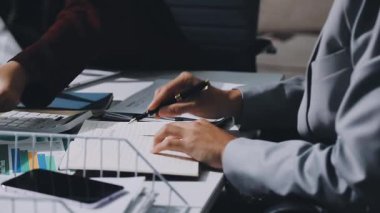 Finans, bütçe ve vergi hesapları. Kadın elini hesap makinesiyle kapatarak ev finansmanı hesaplama, masadaki dizüstü bilgisayarla muhasebe, bütçe yönetimi, aylık harcamalar.