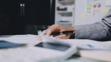 Finans, bütçe ve vergi hesapları. Kadın elini hesap makinesiyle kapatarak ev finansmanı hesaplama, masadaki dizüstü bilgisayarla muhasebe, bütçe yönetimi, aylık harcamalar.