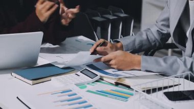 Finans, bütçe ve vergi hesapları. Kadın elini hesap makinesiyle kapatarak ev finansmanı hesaplama, masadaki dizüstü bilgisayarla muhasebe, bütçe yönetimi, aylık harcamalar.