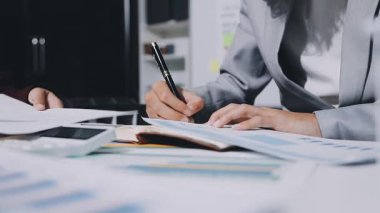 Finans, bütçe ve vergi hesapları. Kadın elini hesap makinesiyle kapatarak ev finansmanı hesaplama, masadaki dizüstü bilgisayarla muhasebe, bütçe yönetimi, aylık harcamalar.