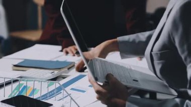 Finans, bütçe ve vergi hesapları. Kadın elini hesap makinesiyle kapatarak ev finansmanı hesaplama, masadaki dizüstü bilgisayarla muhasebe, bütçe yönetimi, aylık harcamalar.