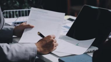 Finans, bütçe ve vergi hesapları. Kadın elini hesap makinesiyle kapatarak ev finansmanı hesaplama, masadaki dizüstü bilgisayarla muhasebe, bütçe yönetimi, aylık harcamalar.