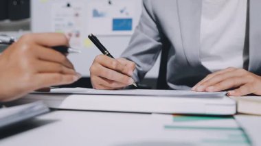 Finans, bütçe ve vergi hesapları. Kadın elini hesap makinesiyle kapatarak ev finansmanı hesaplama, masadaki dizüstü bilgisayarla muhasebe, bütçe yönetimi, aylık harcamalar.