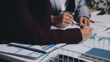 Finans, bütçe ve vergi hesapları. Kadın elini hesap makinesiyle kapatarak ev finansmanı hesaplama, masadaki dizüstü bilgisayarla muhasebe, bütçe yönetimi, aylık harcamalar.