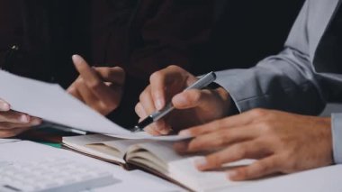 Finans, bütçe ve vergi hesapları. Kadın elini hesap makinesiyle kapatarak ev finansmanı hesaplama, masadaki dizüstü bilgisayarla muhasebe, bütçe yönetimi, aylık harcamalar.