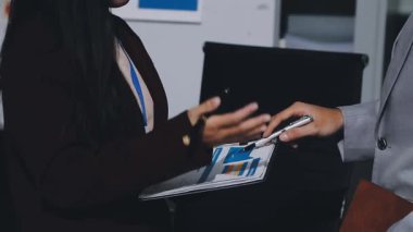 Finans, bütçe ve vergi hesapları. Kadın elini hesap makinesiyle kapatarak ev finansmanı hesaplama, masadaki dizüstü bilgisayarla muhasebe, bütçe yönetimi, aylık harcamalar.