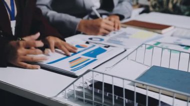 Finans, bütçe ve vergi hesapları. Kadın elini hesap makinesiyle kapatarak ev finansmanı hesaplama, masadaki dizüstü bilgisayarla muhasebe, bütçe yönetimi, aylık harcamalar.