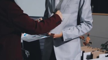 Finans, bütçe ve vergi hesapları. Kadın elini hesap makinesiyle kapatarak ev finansmanı hesaplama, masadaki dizüstü bilgisayarla muhasebe, bütçe yönetimi, aylık harcamalar.