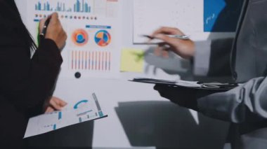 Finans, bütçe ve vergi hesapları. Kadın elini hesap makinesiyle kapatarak ev finansmanı hesaplama, masadaki dizüstü bilgisayarla muhasebe, bütçe yönetimi, aylık harcamalar.