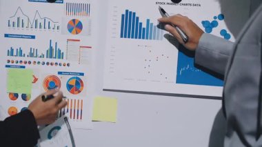 Finans, bütçe ve vergi hesapları. Kadın elini hesap makinesiyle kapatarak ev finansmanı hesaplama, masadaki dizüstü bilgisayarla muhasebe, bütçe yönetimi, aylık harcamalar.