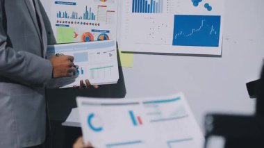 Finans, bütçe ve vergi hesapları. Kadın elini hesap makinesiyle kapatarak ev finansmanı hesaplama, masadaki dizüstü bilgisayarla muhasebe, bütçe yönetimi, aylık harcamalar.