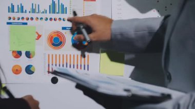 Finans, bütçe ve vergi hesapları. Kadın elini hesap makinesiyle kapatarak ev finansmanı hesaplama, masadaki dizüstü bilgisayarla muhasebe, bütçe yönetimi, aylık harcamalar.