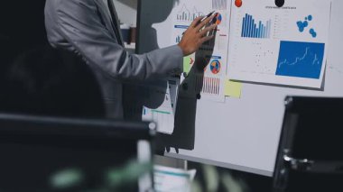 Finans, bütçe ve vergi hesapları. Kadın elini hesap makinesiyle kapatarak ev finansmanı hesaplama, masadaki dizüstü bilgisayarla muhasebe, bütçe yönetimi, aylık harcamalar.