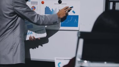 Finans, bütçe ve vergi hesapları. Kadın elini hesap makinesiyle kapatarak ev finansmanı hesaplama, masadaki dizüstü bilgisayarla muhasebe, bütçe yönetimi, aylık harcamalar.