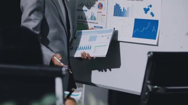 Finans, bütçe ve vergi hesapları. Kadın elini hesap makinesiyle kapatarak ev finansmanı hesaplama, masadaki dizüstü bilgisayarla muhasebe, bütçe yönetimi, aylık harcamalar.