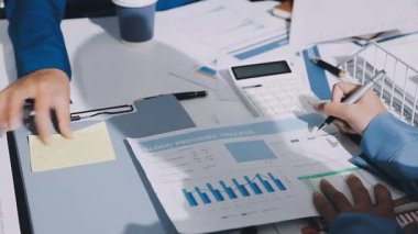 Finans, bütçe ve vergi hesapları. Kadın elini hesap makinesiyle kapatarak ev finansmanı hesaplama, masadaki dizüstü bilgisayarla muhasebe, bütçe yönetimi, aylık harcamalar.