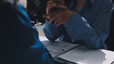 Finans, bütçe ve vergi hesapları. Kadın elini hesap makinesiyle kapatarak ev finansmanı hesaplama, masadaki dizüstü bilgisayarla muhasebe, bütçe yönetimi, aylık harcamalar.