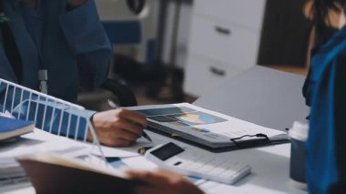 Finans, bütçe ve vergi hesapları. Kadın elini hesap makinesiyle kapatarak ev finansmanı hesaplama, masadaki dizüstü bilgisayarla muhasebe, bütçe yönetimi, aylık harcamalar.