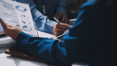 Finans, bütçe ve vergi hesapları. Kadın elini hesap makinesiyle kapatarak ev finansmanı hesaplama, masadaki dizüstü bilgisayarla muhasebe, bütçe yönetimi, aylık harcamalar.