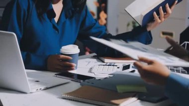 Finans, bütçe ve vergi hesapları. Kadın elini hesap makinesiyle kapatarak ev finansmanı hesaplama, masadaki dizüstü bilgisayarla muhasebe, bütçe yönetimi, aylık harcamalar.