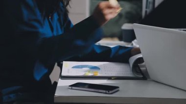 Finans, bütçe ve vergi hesapları. Kadın elini hesap makinesiyle kapatarak ev finansmanı hesaplama, masadaki dizüstü bilgisayarla muhasebe, bütçe yönetimi, aylık harcamalar.