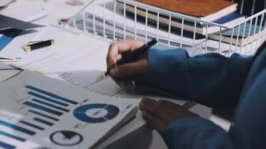 Finans, bütçe ve vergi hesapları. Kadın elini hesap makinesiyle kapatarak ev finansmanı hesaplama, masadaki dizüstü bilgisayarla muhasebe, bütçe yönetimi, aylık harcamalar.