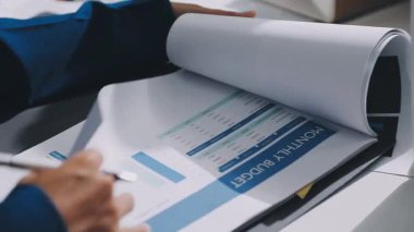 Finans, bütçe ve vergi hesapları. Kadın elini hesap makinesiyle kapatarak ev finansmanı hesaplama, masadaki dizüstü bilgisayarla muhasebe, bütçe yönetimi, aylık harcamalar.