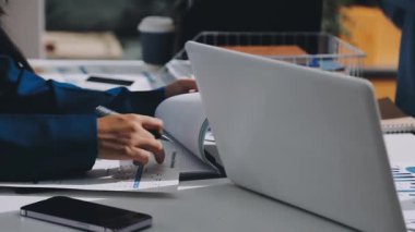 Finans, bütçe ve vergi hesapları. Kadın elini hesap makinesiyle kapatarak ev finansmanı hesaplama, masadaki dizüstü bilgisayarla muhasebe, bütçe yönetimi, aylık harcamalar.