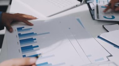 Finans, bütçe ve vergi hesapları. Kadın elini hesap makinesiyle kapatarak ev finansmanı hesaplama, masadaki dizüstü bilgisayarla muhasebe, bütçe yönetimi, aylık harcamalar.