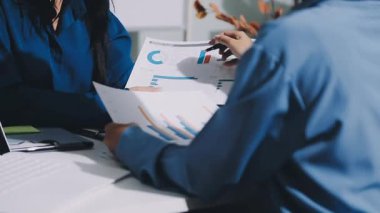 Finans, bütçe ve vergi hesapları. Kadın elini hesap makinesiyle kapatarak ev finansmanı hesaplama, masadaki dizüstü bilgisayarla muhasebe, bütçe yönetimi, aylık harcamalar.