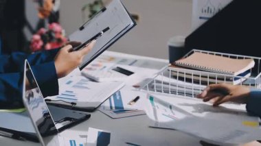 Finans, bütçe ve vergi hesapları. Kadın elini hesap makinesiyle kapatarak ev finansmanı hesaplama, masadaki dizüstü bilgisayarla muhasebe, bütçe yönetimi, aylık harcamalar.