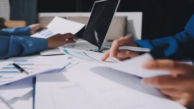 Finans, bütçe ve vergi hesapları. Kadın elini hesap makinesiyle kapatarak ev finansmanı hesaplama, masadaki dizüstü bilgisayarla muhasebe, bütçe yönetimi, aylık harcamalar.