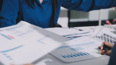 Finans, bütçe ve vergi hesapları. Kadın elini hesap makinesiyle kapatarak ev finansmanı hesaplama, masadaki dizüstü bilgisayarla muhasebe, bütçe yönetimi, aylık harcamalar.