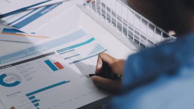 Finans, bütçe ve vergi hesapları. Kadın elini hesap makinesiyle kapatarak ev finansmanı hesaplama, masadaki dizüstü bilgisayarla muhasebe, bütçe yönetimi, aylık harcamalar.