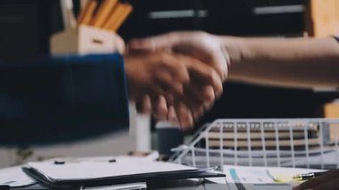 Finans, bütçe ve vergi hesapları. Kadın elini hesap makinesiyle kapatarak ev finansmanı hesaplama, masadaki dizüstü bilgisayarla muhasebe, bütçe yönetimi, aylık harcamalar.