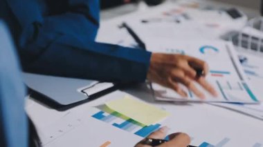 Finans, bütçe ve vergi hesapları. Kadın elini hesap makinesiyle kapatarak ev finansmanı hesaplama, masadaki dizüstü bilgisayarla muhasebe, bütçe yönetimi, aylık harcamalar.